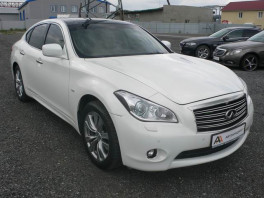 Infiniti M